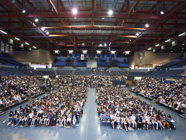 The University Credit Union Center filled with new students during Aggie Orientation